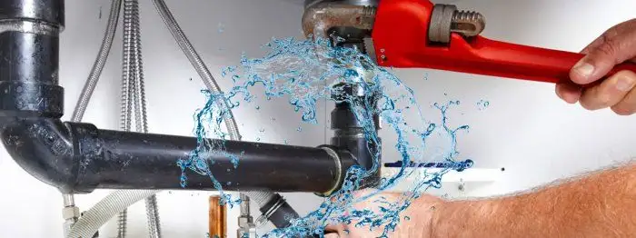 Прорвало фильтр для воды или трубу?
